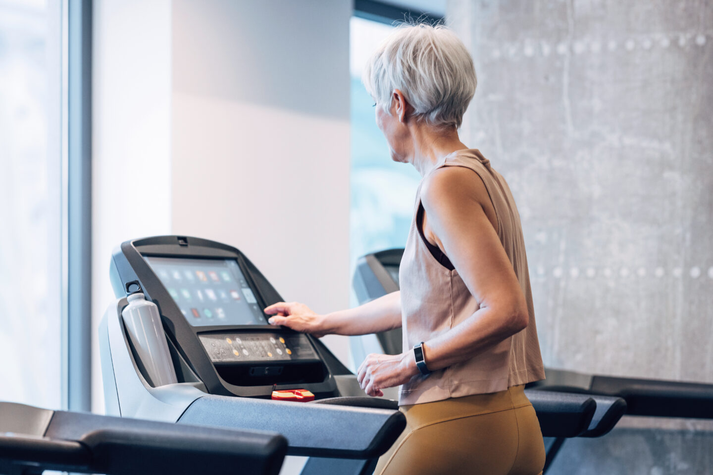Frau absolviert ein Bewegungstraining auf dem Laufband.